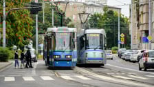 <p>Konstal 105 i Skoda 19T na ul. Piastowskiej.&nbsp;</p>