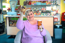 <p>Aneta ma 35 lat i pochodzi z Lewina Brzeskiego. To tam mieszka z partnerem Piotrem i to tam prowadzi sklep wielobranżowy.</p>