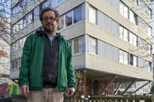 <p>dr hab. Łukasz Wojciechowski na tle Trzonolinowca&nbsp;</p>
