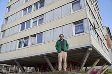 <p>dr hab. Łukasz Wojciechowski na tle Trzonolinowca&nbsp;</p>