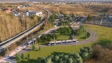 <p><strong>Trasa tramwajowa na Swojczyce</strong><span>&nbsp;</span><span>to zupełnie nowe połączenie tramwajowe we Wrocławiu. Trasa o długości około 1,6 km połączy Swojczyce z centrum miasta. W tym roku rozpocznie się pierwszy etap realizowania tego projektu.</span></p> <p><a href="https://www.wroclaw.pl/inwestycje-wroclaw/tramwaj-na-swojczyce">Sprawdź szczeg&oacute;ły tej inwestycji na mapie #InwestycjeWRO</a></p> <p><a href="https://www.wroclaw.pl/inwestycje-wroclaw/" target="_blank" rel="noopener">Sprawdź wszystkie inwestycje we Wrocławiu na mapie #InwestycjeWRO</a></p> <p><a href="https://www.wroclaw.pl/inwestycje-wroclaw/inwestycje-wroclaw-2024-rok" target="_blank" rel="noopener"><strong>Sprawdź 24 największe inwestycje we Wrocławiu zaplanowane na 2024 rok</strong></a></p>