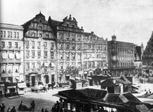 Pierwszy z lewej to już nowo wybudowany w 1856 Dom Handlowy Moritza Sachsa, druga od lewej to kamienica nr 31 jeszcze przed wyburzeniem w 1871. W jej miejsce wzniesiono mieszkalno-handlową kamienicę czynszową. Właścicielem był Moritz Sachs, żydowski potentat finansowy, który sprzedał ją braciom Barasch w 1900 r.