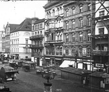 Rynek – strona wschodnia na tzw. stronie Zielonej Trzciny, lata 1873 z widocznym nowym Domem Handlowym Moritza Sachsa oraz kamienica 31