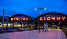 Dworzec Wrocław Główny o zmroku