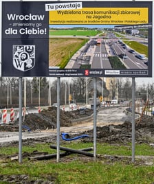 <p><span style="font-family: Verdana, sans-serif;">Początek - jadąc z centrum - trasy autobusowo-tramwajowej na Jagodno. Na Bardzkiej, tuż za skrzyżowaniem ze Świeradowską i Morwową, istnieje już przedłużenie tor&oacute;w, kt&oacute;re przecinają jezdnię i wkraczają na wydzielony korytarz.&nbsp;</span></p>