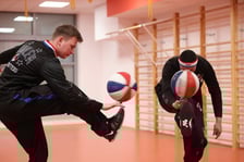 Koszykarze Harlem Globetrotters i Śląska Wrocław w szkole podstawowej. Dobrzykowice, 07.03.2024