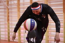 Koszykarze Harlem Globetrotters i Śląska Wrocław w szkole podstawowej. Dobrzykowice, 07.03.2024
