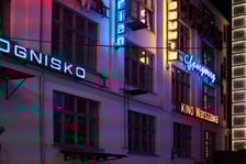 podwórko neonów przy ul. Ruskiej 46 we Wrocławiu