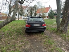 <p>Nieprawidłowo zaparkowany pojazd</p>