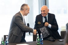 <p>Przemysław Gałecki i Czesław Lang, spotkanie przed TdP 2024 w kompleksie Hali Stulecia</p>