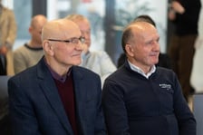 <p>Jan Brzeźny i Henryk Charucki, spotkanie przed TdP 2024 w kompleksie Hali Stulecia</p>
