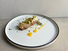 <p>Danie Art Restauracji przygotowane na Restaurant Week - wiosna 2024. Lokal mieści się przy ul. Kiełbaśniczej</p>