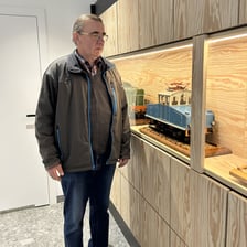 <p>Modelarnia Kolejkowa w Jeleniej G&oacute;rze nawiązuje do tamtejszych tradycji modelarskich. Na zdjęciu modelarz Florian G&oacute;rny</p>