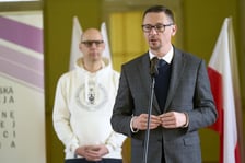<p>Konferencja prasowa przekazania szkole LZN przy ul. Kiełczowskiej defibrylator&oacute;w. Podczas konferencji uczmniowie zorganizowali pokaz udzielania pierwszej pomocy&nbsp;&nbsp;</p>