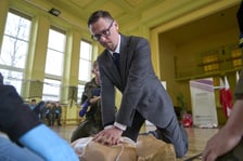 <p>Konferencja prasowa przekazania szkole LZN przy ul. Kiełczowskiej defibrylator&oacute;w. Podczas konferencji uczmniowie zorganizowali pokaz udzielania pierwszej pomocy&nbsp;&nbsp;</p>