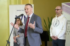 <p>Konferencja prasowa przekazania szkole LZN przy ul. Kiełczowskiej defibrylator&oacute;w. Podczas konferencji uczmniowie zorganizowali pokaz udzielania pierwszej pomocy&nbsp;&nbsp;</p>