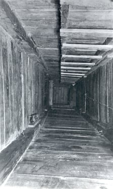<p>Wejście do tunelu "Harry"</p>