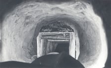<p>Niemcy zaglądają wgłąb tunelu "Harry"</p>