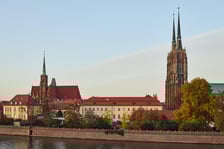 <p><strong>Ostrów Tumski to najstarsza, zabytkowa część Wrocławia.</strong><span>&nbsp;</span><span>Znajdują się tam Katedra p.w. św. Jana Chrzciciela, kościół p.w. św. Idziego i Brama Kluskowa.</span></p> <p><a href="htps://www.wroclaw.pl/dla-mieszkanca/co-na-wiosne-we-wroclawiu">Zobacz, jakie atrakcje czekają na Ostrowie Tumskim.</a></p>