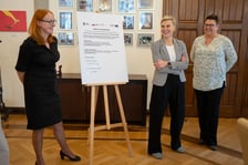 <p>Anna Grabowska (z lewej) oraz Dorota Olearnik,&nbsp;dyrektor Wydziału Zarządzania Funduszami UM (druga z prawej)</p>