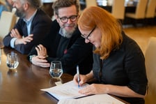 <p>Andrzej Mańkowski, dyrektor Miejskiego Ośrodka Pomocy Społecznej we Wrocławiu oraz Anna Grabowska, prezeska Fundacji Promyk Słońca</p>