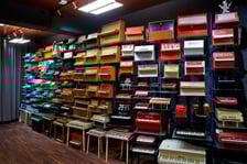 <h3>Galeria Toy Piano</h3>
<p>To pierwsza taka galeria na świecie! W styczniu tego roku otworzyła się we Wrocławiu<strong> Galeria Toy Piano</strong>. Na podw&oacute;rku ze słynnymi neonami przy ul. Ruskiej zobaczymy ponad trzysta zabawkowych pianin z r&oacute;żnych stron świata. Każde jest inne. Niekt&oacute;re są tak maleńkie, że mieszczą się na dłoni, a inne mają nawet 150 lat.</p>
<p>Galeria Toy Piano jest czynna na stałe. Można ją odwiedzić <strong>w czwartki</strong> w godz. 14:00-19:00, a także <strong>w soboty i niedziele</strong> w godz. 12:00-18:00.&nbsp;</p>
<ul>
<li>Adres: Ruska 46a/101 (domofon 2)</li>
<li><a href="https://www.facebook.com/GaleriaToyPianoPL" target="_blank" rel="noopener">Więcej informacji na stronie Galerii Toy Piano</a></li>
</ul>