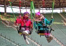 <h3>Swing Jump na stadionie Tarczyński Arena</h3>
<p>Swing Jump, czyli skok wahadłowy to ekstremalna atrakcja na stadionie Tarczyński Arena. Wyr&oacute;żnia ją to, że ze skoku mogą w tym samym czasie skorzystać nawet dwie osoby - to pierwsze takie tandemowe skoki na linach w Polsce!&nbsp;</p>
<p>Emocje dawkowane są już od samego początku, kiedy skoczkowie podciągani są aż pod sam dach stadionu. Po chwili niepewności, ciszy, bez odliczania... zostają nagle wyczepieni z układu, spadając z niesamowitym przyspieszeniem, aby po chwili szybować tuż nad krzesłami trybun.</p>
<p>Skoki na stadionie odbywają się w weekendy wolne od imprez masowych od wiosny do jesieni. <a href="https://www.dreamjump.pl/pl/jumps/dream-jump-wahadlo.html" target="_blank" rel="noopener">Należy wcześniej zarezerwować termin.</a></p>
<ul>
<li>Adres: Aleja Śląska 1</li>
<li><a href="https://www.dreamjump.pl/pl/jumps/dream-jump-wahadlo.html" target="_blank" rel="noopener">Więcej informacji na stronie Dream Jump Wrocław</a></li>
</ul>