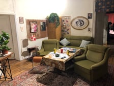 <h3>Muzeum Techniki Filmowej &ndash; scenografia z serialu Świat według Kiepskich&nbsp;</h3>
<p>Takiego miejsca nie ma nigdzie indziej! Pod Wrocławiem można zwiedzić słynne mieszkanie serialowej rodziny Kiepskich.&nbsp;W Zamku Topacz zostało otwarte <strong>Muzeum Techniki Filmowej</strong>, gdzie na stałe przeni&oacute;sł się plan serialu &bdquo;Świat według Kiepskich&rdquo;. I to ze wszystkimi rekwizytami!</p>
<p>Przeniesiecie się do kamienicy przy ul. Ćwiartki 3/4. Zobaczycie wsp&oacute;lną toaletę na korytarzu, salon, kuchnię oraz sypialnię Ferdka i Halinki Kiepskich, a także mieszkanie ich sąsiad&oacute;w &ndash; Paździoch&oacute;w.</p>
<p>Aby odwiedzić plan serialu należy kupić bilet wstępu do <a href="https://www.facebook.com/MuzeumTopacz/?locale=pl_PL" target="_blank" rel="noopener">Muzeum Motoryzacji</a>&nbsp;(online lub na miejscu w kasie). Wtedy można obejrzeć zar&oacute;wno klasyczne samochody, jak i wystawę &bdquo;Świat według Kiepskich&rdquo;, kt&oacute;ra znajduje się na pierwszym piętrze.</p>
<ul>
<li>Adres: Gł&oacute;wna 12, Ślęza</li>
<li>Godziny otwarcia: wtorek-piątek w godz. 12:00-20:00; sobota-niedziela w godz. 11:00-20:00</li>
<li><a href="https://www.zamektopacz.pl/muzeum/zwiedzanie" target="_blank" rel="noopener">Więcej informacji na stronie Zamku Topacz</a></li>
</ul>