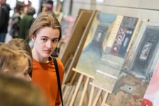 <p>Wernisaż wystawy prac uczni&oacute;w Liceum Sztuk Plastycznych w Bibliotece Uniwersyteckiej (3.04.2024)</p>