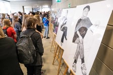 <p>Wernisaż wystawy prac uczni&oacute;w Liceum Sztuk Plastycznych w Bibliotece Uniwersyteckiej (3.04.2024)</p>