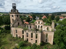 Ruiny kościoła w Twardocicach. Według jednej z hipotez, miał to być główny kościół ucieczkowy schwenkfeldystów. Według innej, mieli oni modlić się w Twardocicach pod gołym niebem.
