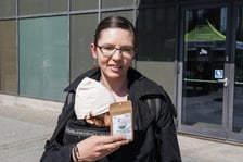 Pracownicy Zarządu Zieleni Miejskiej rozdają koło Galerii Dominikańskiej saszetki z nasionami rośli dla owadów zapylaczy