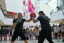 Trening pokazowy w Pasażu Grunwaldzkim przed galą Knockout Boxing Night 34 we Wrocławiu