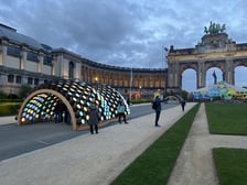 <p>Pawilon Caterpillar na wystawie Mistrzowie architektury w parku du Cinquantenaire w Brukseli</p>