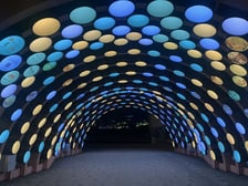 <p>Pawilon Caterpillar na wystawie Mistrzowie architektury w parku du Cinquantenaire w Brukseli</p>