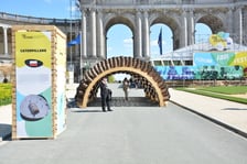 <p>Pawilon Caterpillar na wystawie Mistrzowie architektury w parku du Cinquantenaire w Brukseli</p>