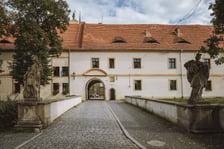 <p>Barokowy most kamienny nad dawnym kanałem młyn&oacute;wki</p>