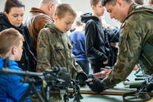 Żołnierze 10 Wrocławskiej Brygady Łączności we Wrocławiu zorganizowali szkolenie wojskowe dla mieszkańców