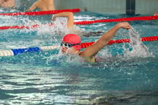 Dziewczęta i chłopcy na basenie. Zawody Olimpiad Specjalnych na wrocławskiej AWF