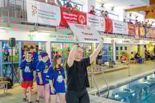 Dziewczęta i chłopcy na basenie. Zawody Olimpiad Specjalnych na wrocławskiej AWF