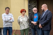 <p>Konferencja prasowa (29 kwietnia) z okazji przystąpienia pierwszego beneficjenta, Wsp&oacute;lnoty Mieszkaniowej Długosza 62, do miejskiego programy "Nasze Podw&oacute;rko"</p>