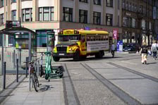 <p>Ż&oacute;łty szkolny autobus na ulicy Oławskiej</p>