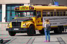 <p>Ż&oacute;łty szkolny autobus na ulicy Oławskiej</p>