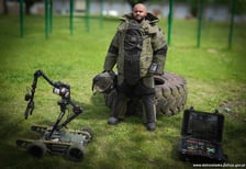 Aspirant Mariusz Pikor w pracy. Jest pirotechnikiem w dolnośląskiej policji