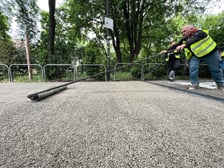 Na pl. Staszica, przy parku, po raz pierwszy we Wrocławiu układany jest beton jamisty - taki, który przepuszcza wodę. Dzięki zastosowaniu tej technologii, drzewa i rośliny będą nawadniane wodami opadowymi, a rowerzyści będą wygodnie jeździć.