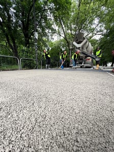 Na pl. Staszica, przy parku, po raz pierwszy we Wrocławiu układany jest beton jamisty - taki, który przepuszcza wodę. Dzięki zastosowaniu tej technologii, drzewa i rośliny będą nawadniane wodami opadowymi, a rowerzyści będą wygodnie jeździć.