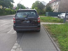 <p>Za takie parkowanie Straż Miejska Wrocławia wypisuje mandaty - samoch&oacute;d zaparkowany na chodniku</p>
