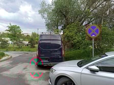 <p>Za takie parkowanie Straż Miejska Wrocławia wypisuje mandaty - znak zakazu B-36</p>