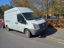 <p>Za takie parkowanie Straż Miejska Wrocławia wypisuje mandaty - samoch&oacute;d zaparkowany na chodniku</p>