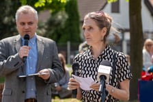 Uroczystość nadania skwerowi na Muchomorze Małym imienia Ludwika Rajchmana, twórcy UNICEF.